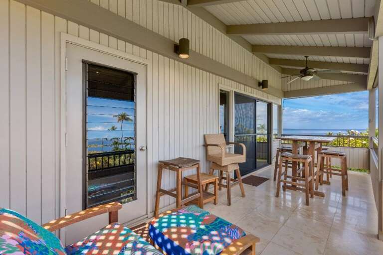 Balcony-view Vacation Rental, Seaside Seating, Sunny Skyline
