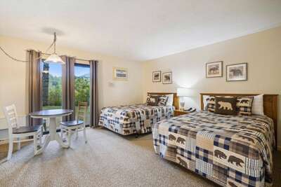 101 Cedarbrook Hotel Room