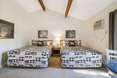 104 Cedarbrook Hotel Room