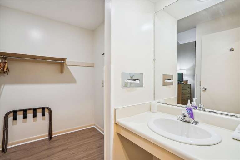 Well lit full bathroom.