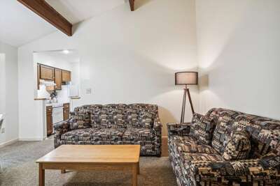 106 Cedarbrook One bedroom Queen Suite