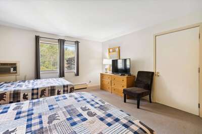 119 Cedarbrook Hotel Room