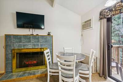 208 Cedarbrook One bedroom Queen Suite