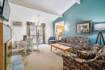 209 Cedarbrook One bedroom Queen Suite