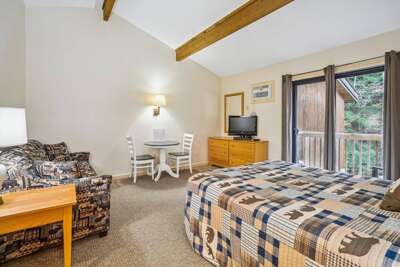210 Cedarbrook Queen Studio