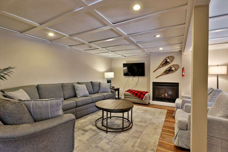 Beautiful downstairs living area with gas fireplace for ambiance and flat screen TV. Beautiful downstairs living area with gas fireplace for ambiance and flat screen TV.