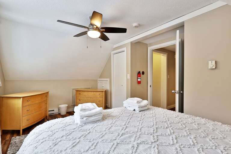 Bedroom with queen bed, bright and cheery Bedroom with queen bed, bright and cheery