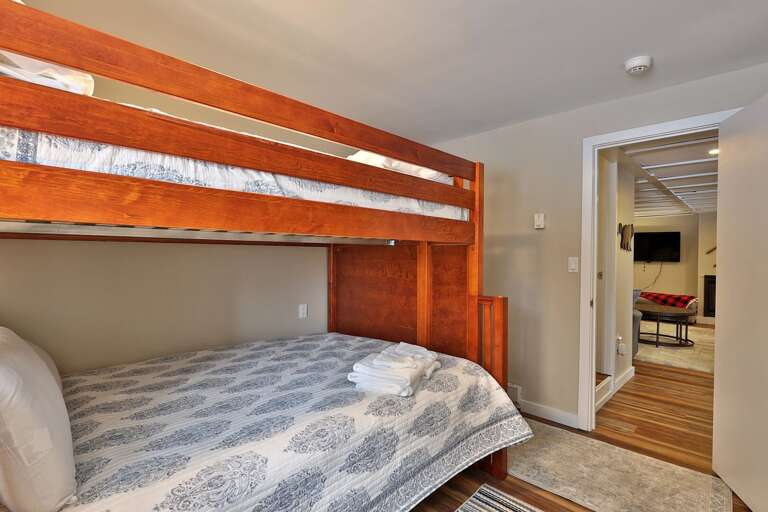 Top bunk (full size) Bottom bunk (queen size) Top bunk (full size) Bottom bunk (queen size)