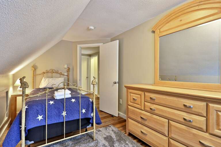 Twin bedroom cheerfully decorated Twin bedroom cheerfully decorated