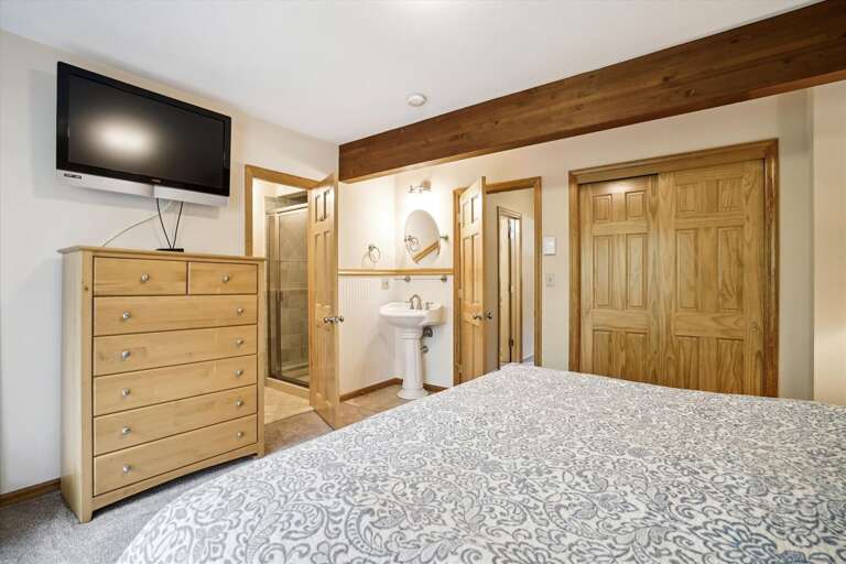 Full bathroom with shower/tub combo.