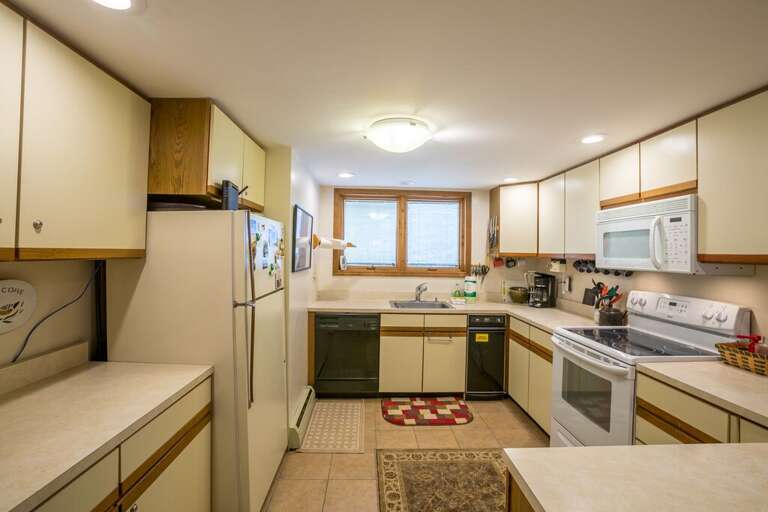 Large modest kitchen Large modest kitchen