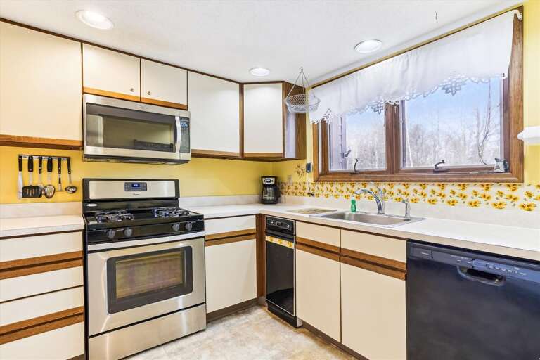 Cook some great meals in this equipped kitchen.