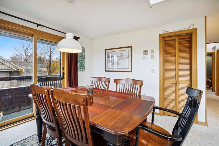 Lots of natural lighting, great views while dining during any season.  Seats 6 comfortably. Lots of natural lighting, great views while dining during any season.  Seats 6 comfortably.