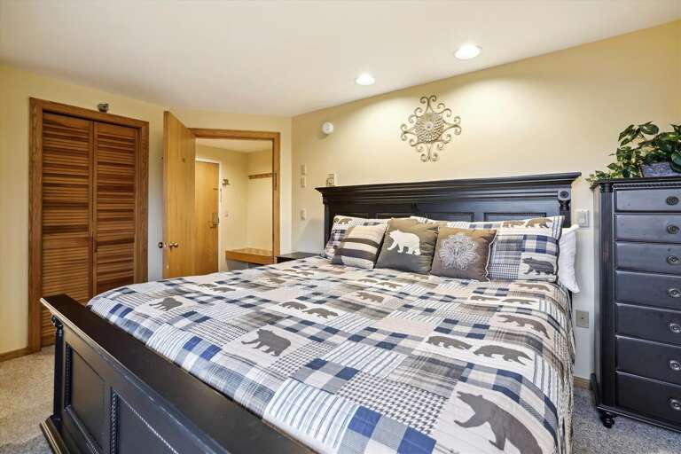 Master bedroom with King size bed and ensuite full bathroom with a jacuzzi tub