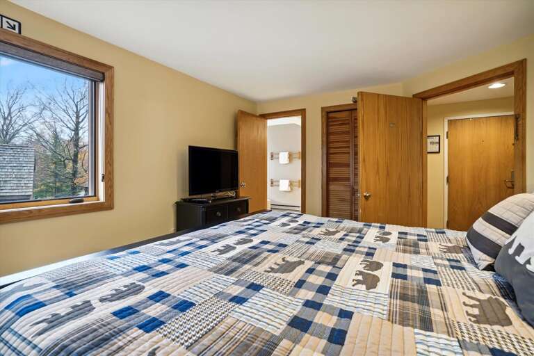Master bedroom with King size bed and ensuite full bathroom with a jacuzzi tub Master bedroom with King size bed and ensuite full bathroom with a jacuzzi tub