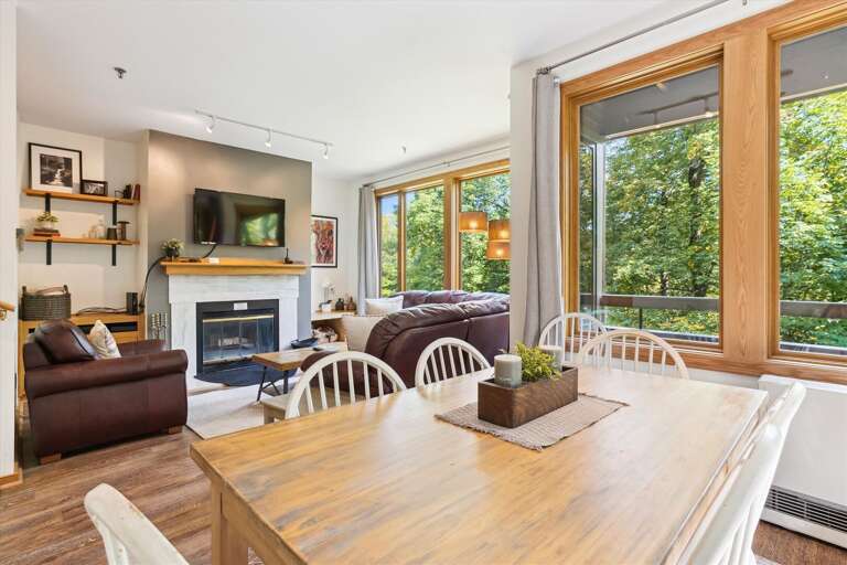 The dining area seats 6.