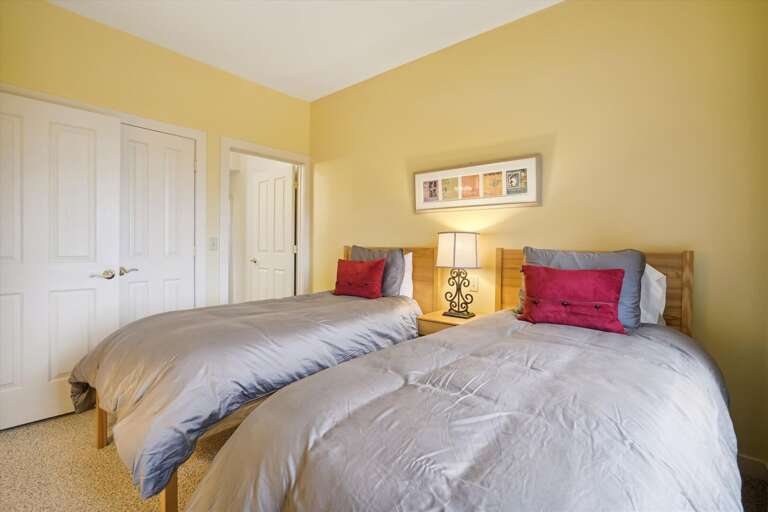 Bedroom with 2 twin beds.