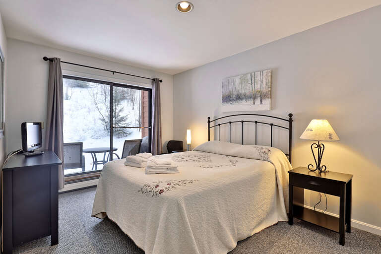 Master bedroom with queen bed.  Lots of natural lighting, sliding glass doors that open to the patio (great for most seasons) Master bedroom with queen bed.  Lots of natural lighting, sliding glass doors that open to the patio (great for most seasons)