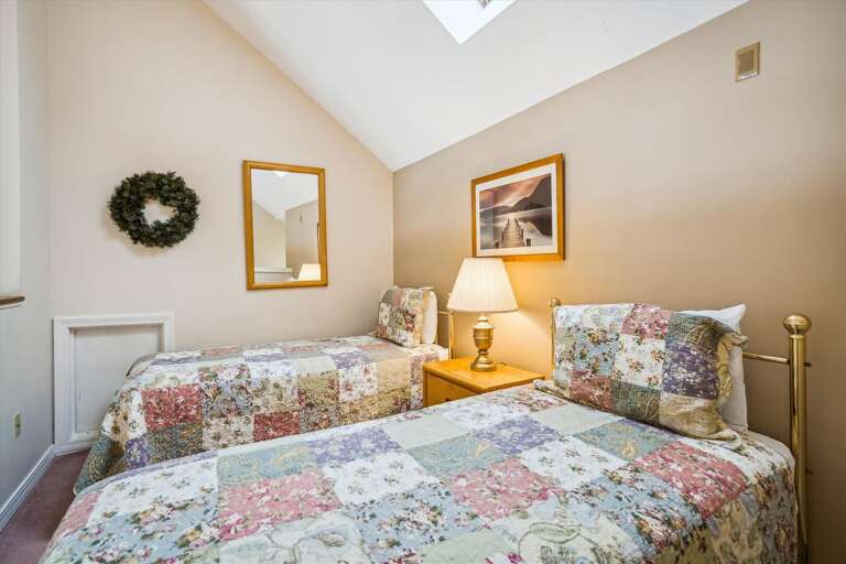 Equipped with 2 twin beds.