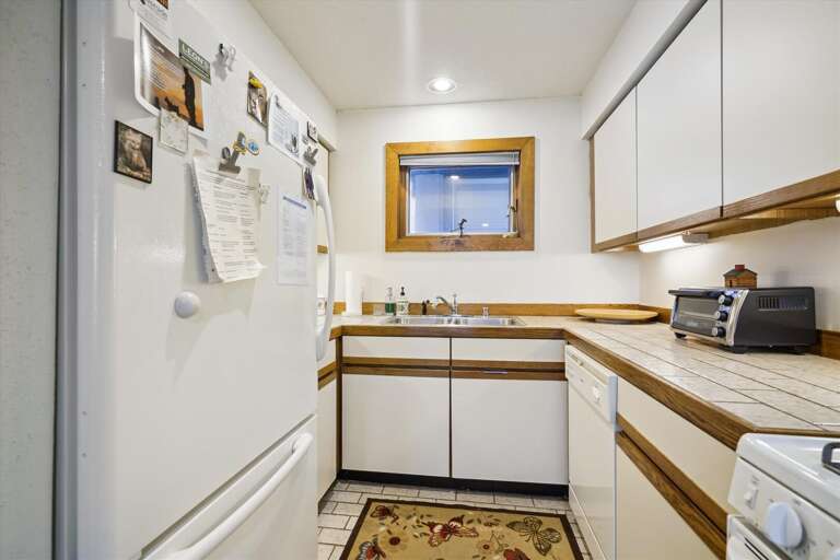 Fully equipped kitchen. Fully equipped kitchen.