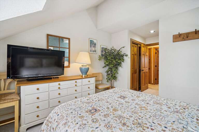 Plenty of storage area for you to use. Plenty of storage area for you to use.