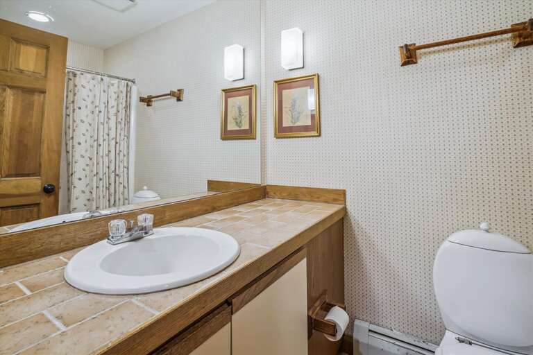 Beautiful full bathroom.