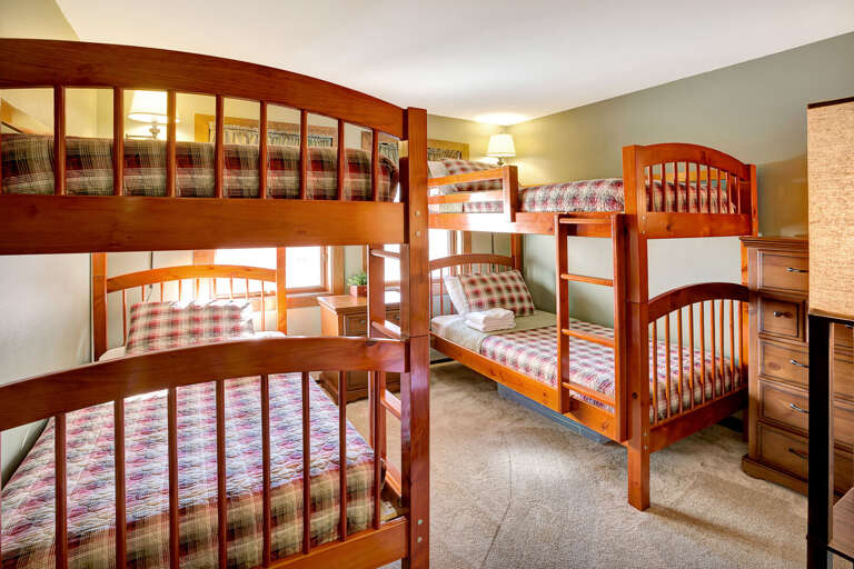Bedroom with 2 bunk beds
