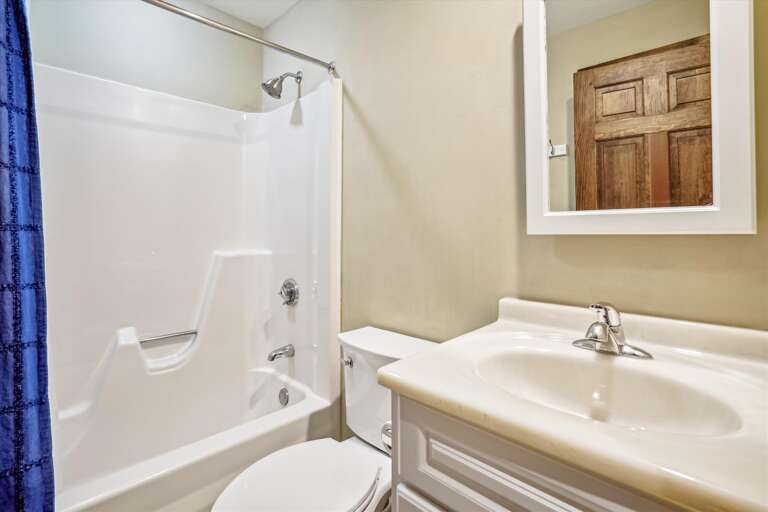 Bright Full Guest Bathroom