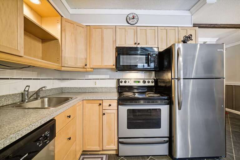 Cook some great meals in this well equipped kitchen.