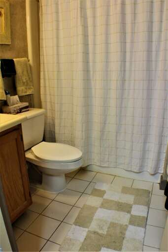 Full bathroom with shower/tub combo