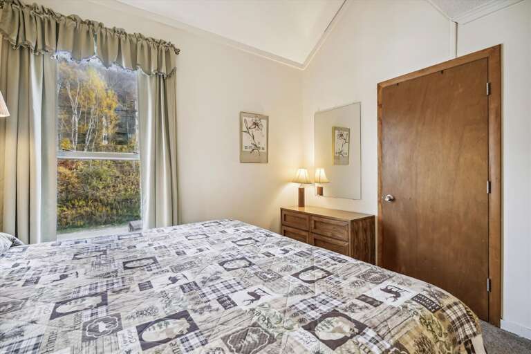 Lie in bed and look out at the scenery.