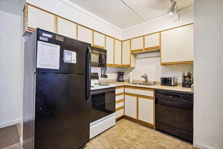 Beautiful fully equipped kitchen.