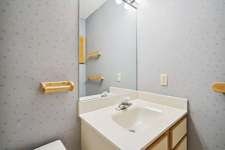 The lighting in the bathroom.