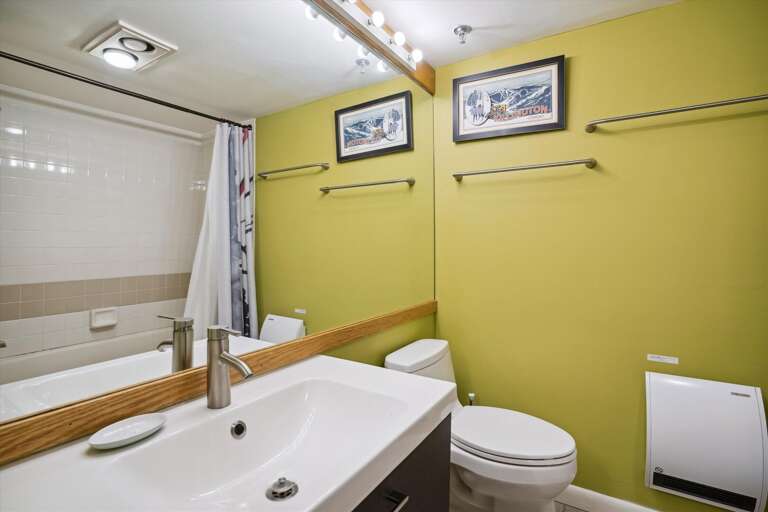 Full bath on main floor with shower/tub combo