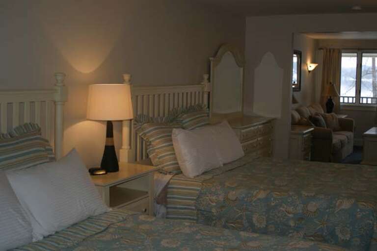 Studio 211 2 Queens Living Room