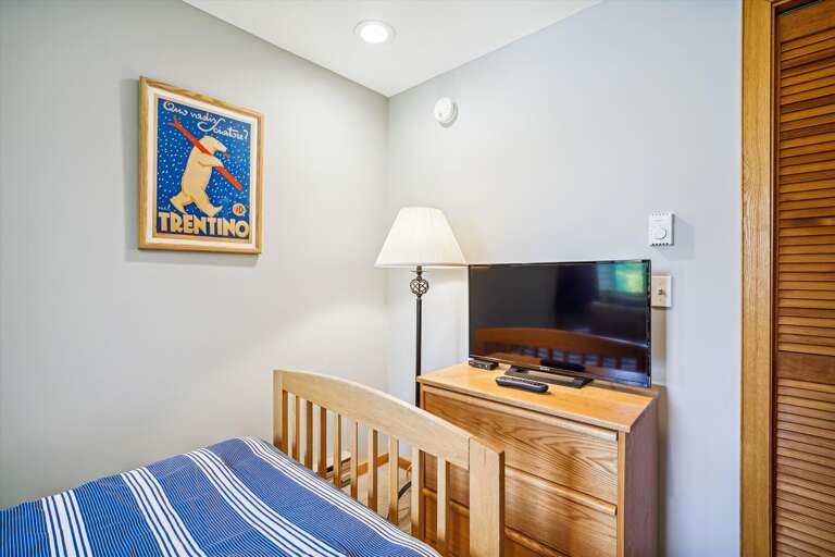 Bedroom in lower level with two Twin beds. Bedroom in lower level with two Twin beds.