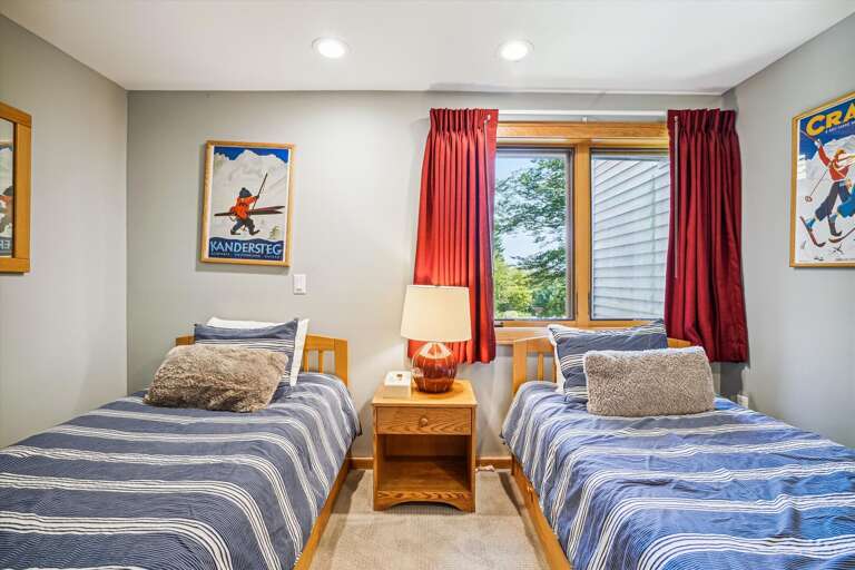 Bedroom in lower level with two Twin beds. Bedroom in lower level with two Twin beds.