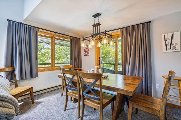 Dining room seats 6 comfortable with a breakfast bar for an additional two seats! Dining room seats 6 comfortable with a breakfast bar for an additional two seats!