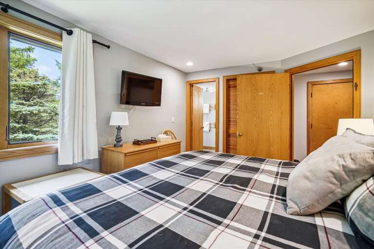 Master bedroom with King bed with attached bathroom. Large windows framing the beautiful scenery Highridge has to offer. Master bedroom with King bed with attached bathroom. Large windows framing the beautiful scenery Highridge has to offer.