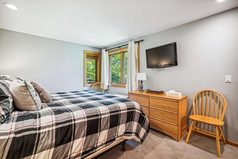 Master bedroom with King bed, plenty of storage for your belongings.  Lots of natural lighting. Master bedroom with King bed, plenty of storage for your belongings.  Lots of natural lighting.