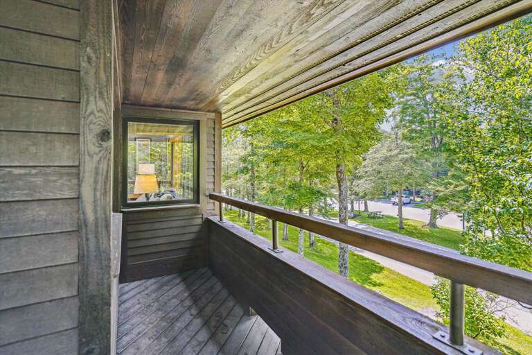 Your own private deck with access from your living room Your own private deck with access from your living room