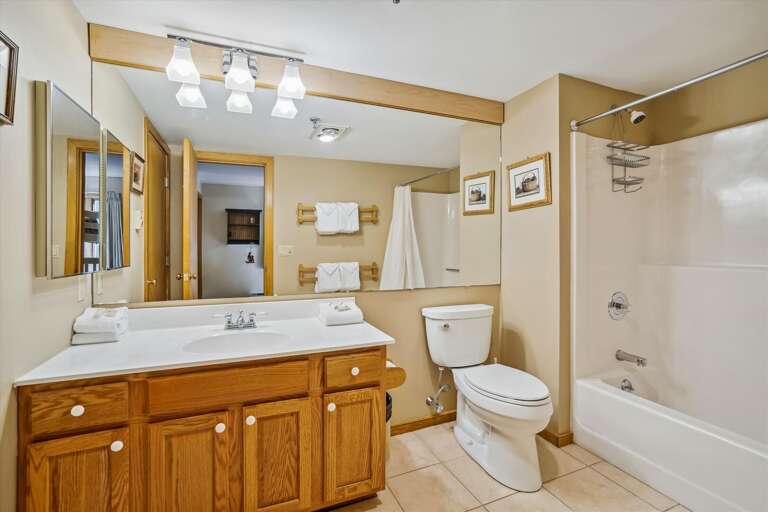 Full bathroom w/ shower and tub