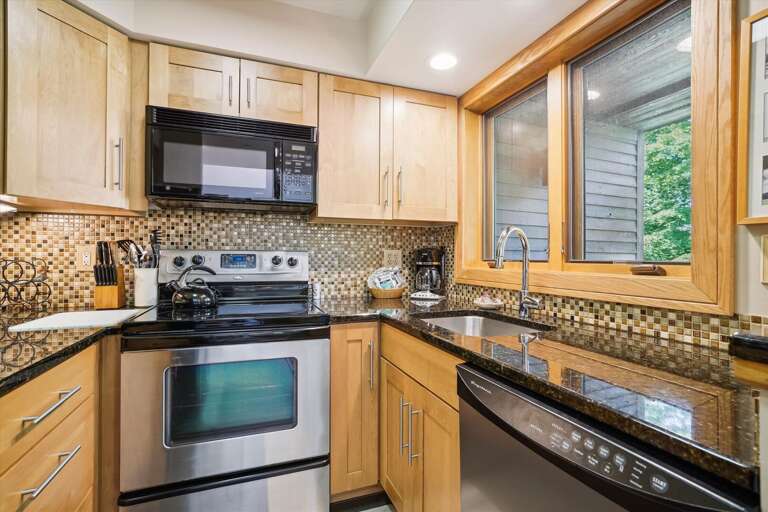 Beautifully designed and decorated Kitchen.  You will just want to make your home cooked meals in this inviting enviroment. Beautifully designed and decorated Kitchen.  You will just want to make your home cooked meals in this inviting enviroment.