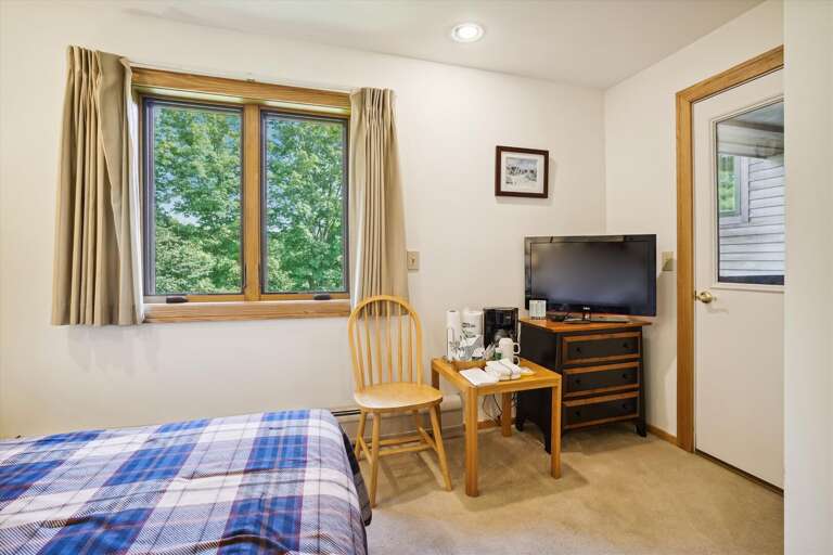 Queen bedroom with access to decking Queen bedroom with access to decking