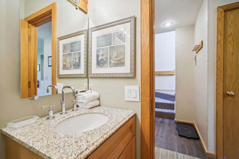 Updated brightly lit full bathroom Updated brightly lit full bathroom