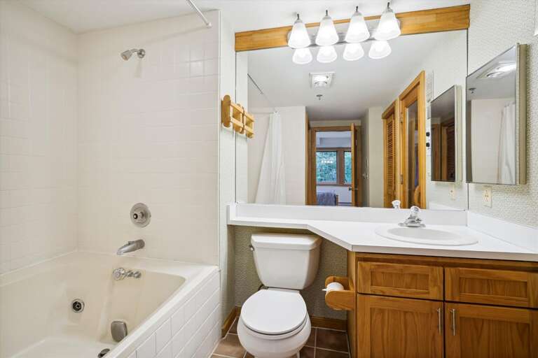 Full bathroom with jetted tub