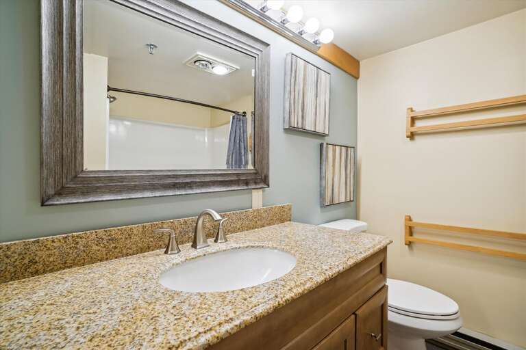 Nicely decorated full bathroom Nicely decorated full bathroom