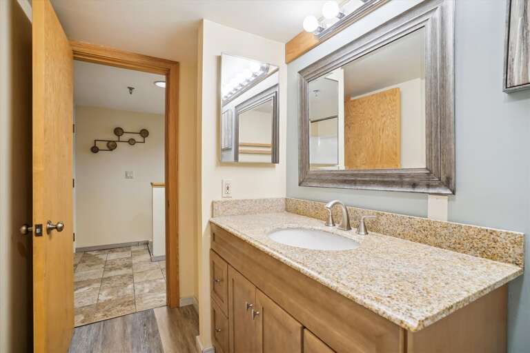 Nicely decorated full bathroom
