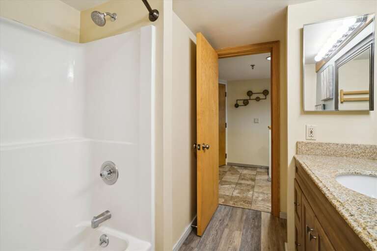 Nicely decorated full bathroom Nicely decorated full bathroom