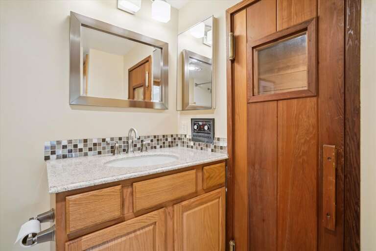 Nicely decorated full bathroom with sauna